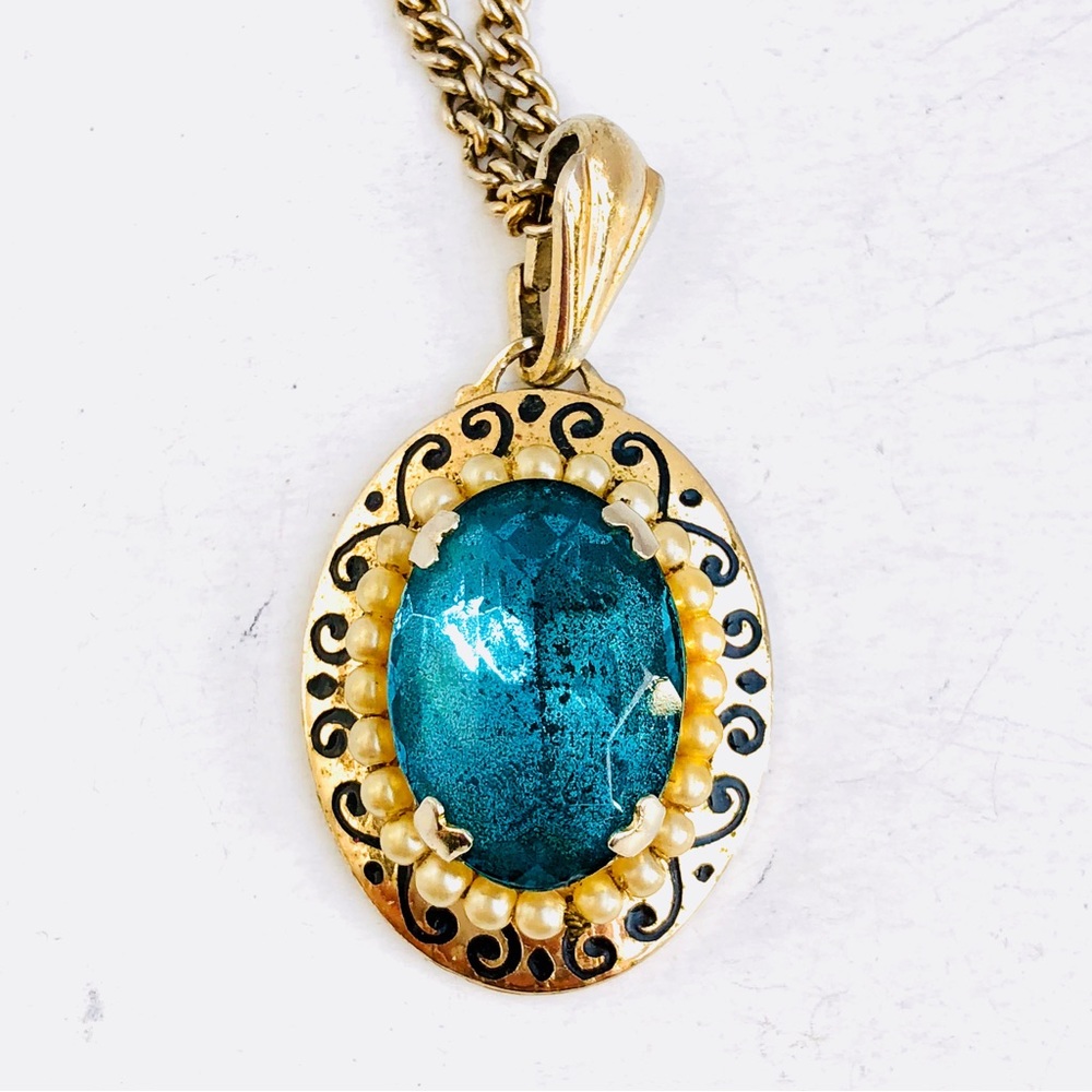 Gold Tone Necklace 8 inches Chain Pendant Size: 28.2x22.10mm